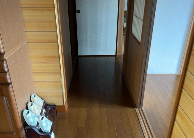 別角度から見た内装の様子です。和室の畳や障子など、和の趣を感じられる寛ぎの意匠が施されています。日当たり・通風ともに良好で、お好みのリフォームやインテリアコーディネートも楽しめます。