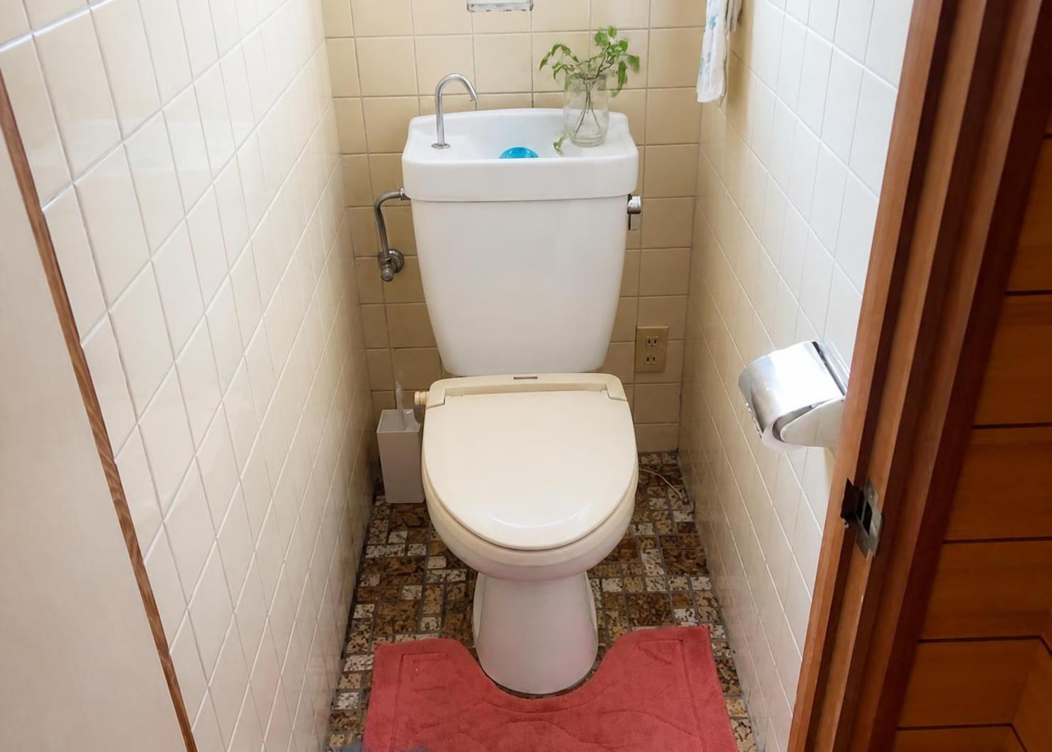 公共下水に接続されている清潔感のあるトイレ設備です。単体で独立した個室スペースとなっており、バス・トイレ別で快適にご利用いただけます。小窓も設置されており、換気もしっかり行えます。