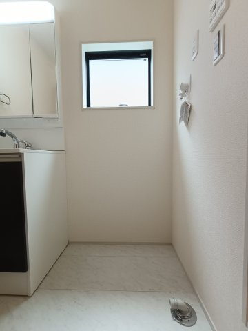 【室内洗濯機置き場】　室内に洗濯機置場を完備。天候に左右されず快適にお洗濯。