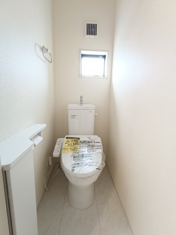 【トイレ】　シンプルで清潔感のあるトイレ空間です。