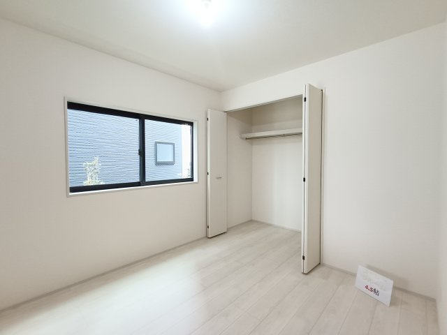 【洋室1　約5.25帖】　落ち着いた雰囲気の洋室。寝室や子ども部屋など、幅広くお使いいただけます。