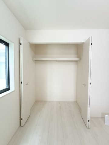 【洋室1　収納】　クローゼット完備で、衣類や荷物もすっきり収納。