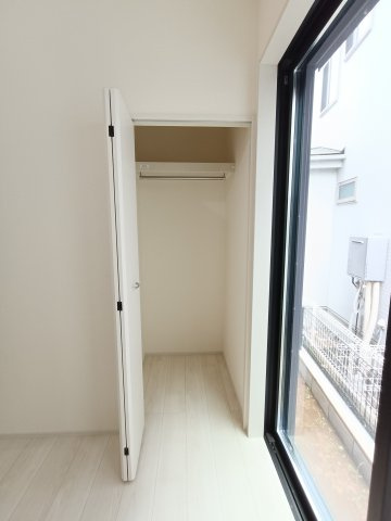 【納戸　収納】　各部屋に収納を備え、衣類や荷物もすっきり整理できます。