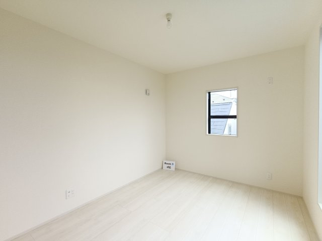 【洋室2　約6.0帖】　それぞれの部屋が独立性を保ち、家族のプライベート時間を大切にできます。