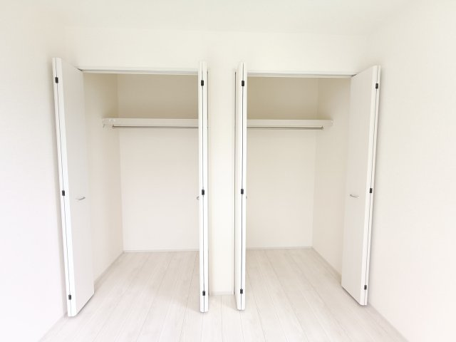 【洋室3　収納】　見た目も美しい扉付き収納で、生活感を抑えた空間に。