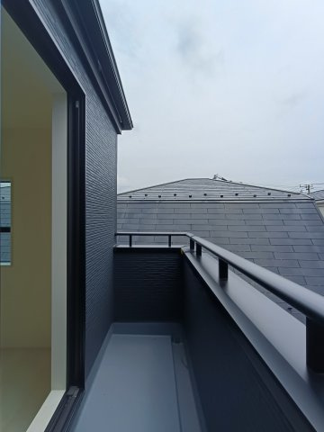 【バルコニー】　開放的なバルコニーで、気持ちの良い風と光を感じられます。
