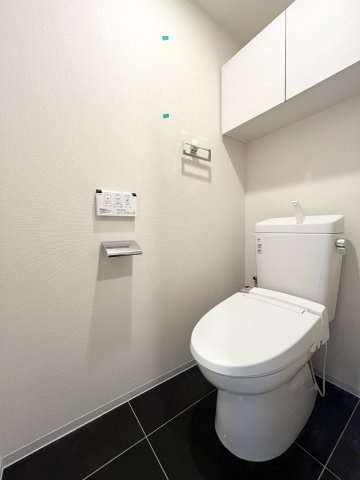 上部に収納があるとすっきりとしたトイレを保てますね