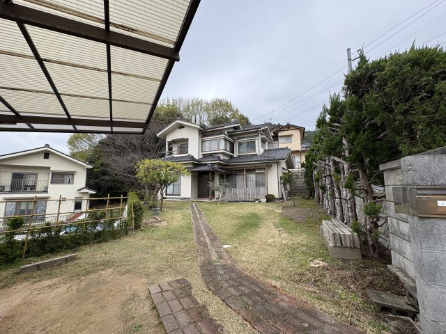 ゆとりのある広々とした庭スペースです。芝生部分もあり、お子様の遊び場やガーデニング、家庭菜園など多用途に活用できます。戸建ならではの広い敷地を活かした、のびのびとした暮らしが叶う魅力的な庭です。