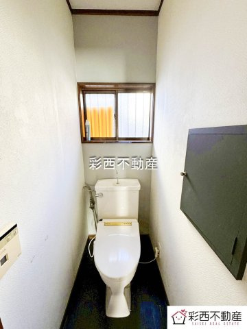 トイレは温水洗浄機能搭載なので、清潔に気持ち良くお使いいただけます！トイレットペーパーの節約にもなります！暖房便座で寒い日もあたたかです♪　