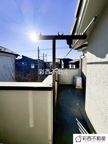 太陽の光が射し込むバルコニーは、洗濯物を干すのが楽しくなりますね♪　