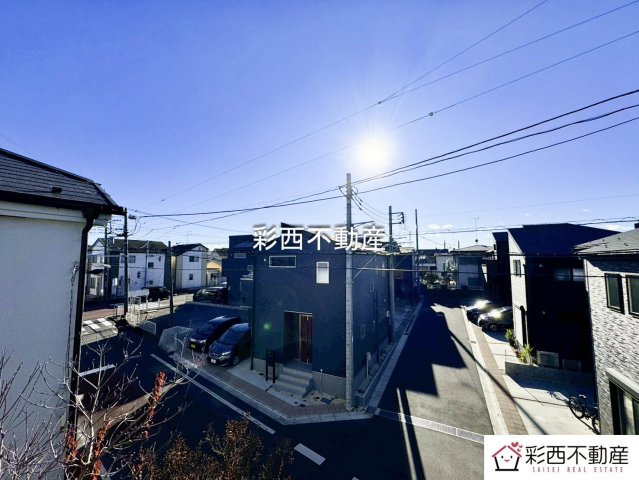 周囲に高い建物がなくのびやかな眺望が広がる心地よい住環境。窓を開ければ自然の風が通り抜け開放感ある暮らしを楽しめます。　