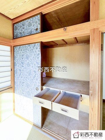 布団や季節物もすっきり収納できる押入れ付き♪収納力が高く、居室を広く使える実用的なスペースです。　