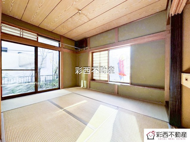 心がホッと落ち着く和室をご用意しました！床が柔らかいので小さいお子様のプレイルームや、ご両親が泊まりに来た時の客間としてなど、様々な用途で使える万能なお部屋です☆　