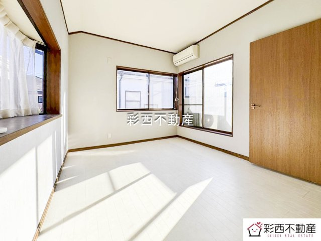 光が心地よく入り、明るい印象の洋室。日中の過ごしやすさはもちろん、夜には落ち着いた雰囲気で一日の疲れを癒やしてくれます。多用途に活かせる空間です。　
