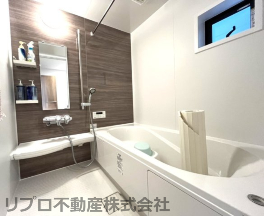 広々とした浴槽に浸かり一日の疲れをゆっくりと癒してください！　便利な追焚機能、浴室乾燥機を完備！