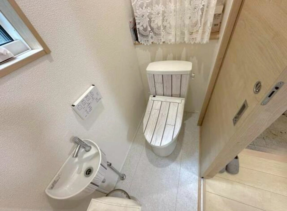 落ち着いた色調のトイレです