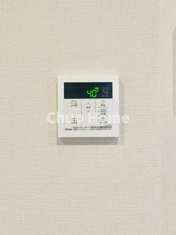 【給湯リモコン】外での一日を忘れさせてくれるオートバス機能でお好みの湯量・温度に調整された浴槽。