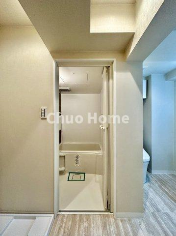 【洗面所】明るい洗面所は朝をすっきりさせてくれる空間です。バタバタしている忙しい朝でも収納が多い洗面台では短い時間で効率良く支度ができます。