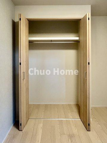 居室にはクローゼットを完備し、自由度の高い家具の配置が叶うシンプルな空間です。お子様の成長と必要になる子供部屋を与えるにはぴったりの間取りですね。