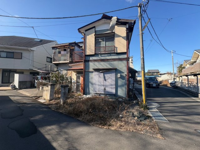南東角地で陽当り良好！市街化調整区域ですが、どなたでも再建築可能です！当社無料の間取り作成も承ります！荻島小学校まで徒歩約4分(270ｍ)、お子様の通学に安心！お気軽にお問い合わせください！