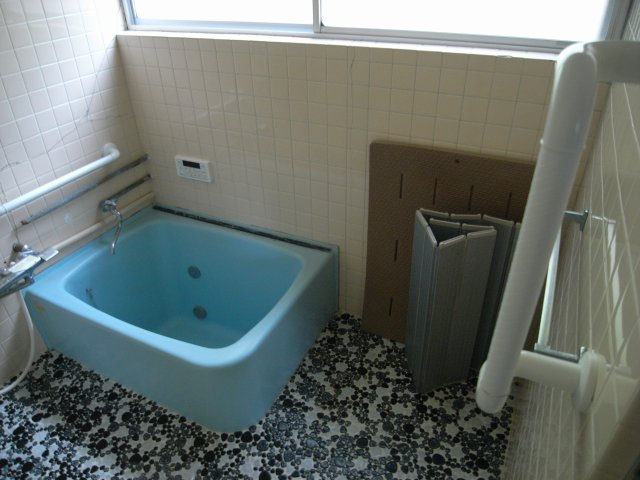 浴室にはシャワーと追い炊き機能が備わっており、快適な入浴時間を楽しめます。窓付きで換気も良く、清潔感を保ちやすいのも魅力です。リフォーム次第でさらに衛生的で快適なバスルームへと生まれ変わります。