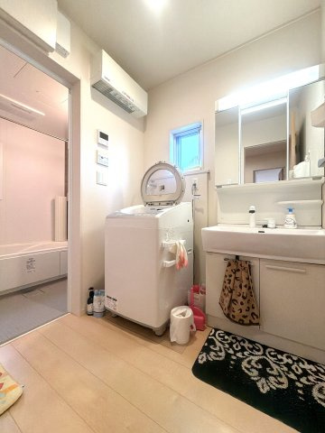 シャワー付きの洗面台になります♪鏡裏に収納もございます♪