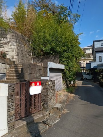 敷地と道路は約8mの高低差があり、開放感があります。