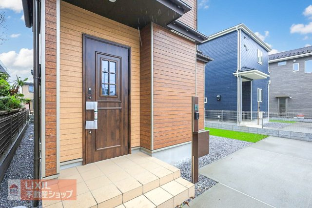 【エントランス】現地完成写真。ゆったりとした玄関。奥行きのあるポーチで雨の日も安心です。