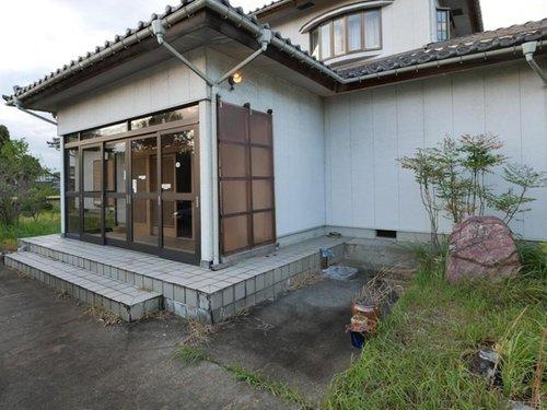 母屋玄関前