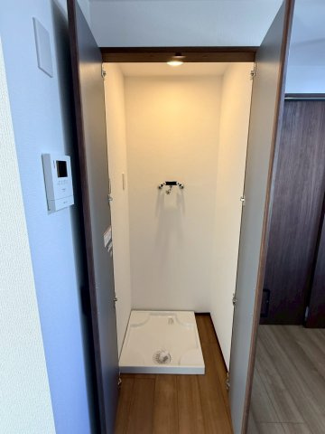 洗濯機置き場に扉があり、扉を閉めれば生活感を隠せます