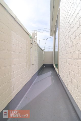 【バルコニー】現地完成写真。広々バルコニーでお布団や洗濯物がたくさん干せます♪