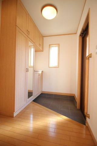 玄関には収納が豊富にございますので、ご家族が多く、靴がたくさんある方でも安心してご利用いただけます。また、日差しが差し込む明るい玄関です。