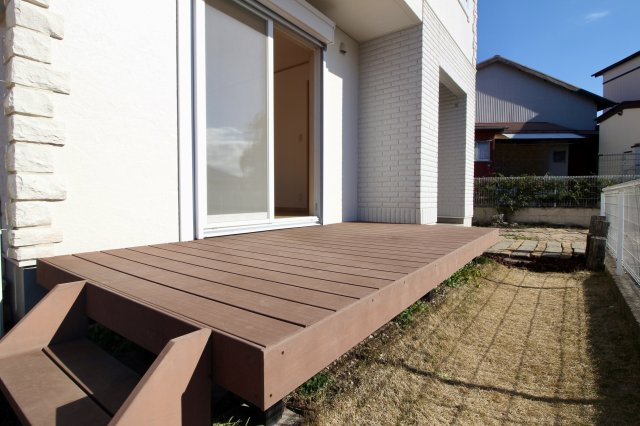 陽当たり・通風・眺望を活かすことの出来る、ウッドデッキがございます。　お庭と空間を最大限に楽しむことができます。
