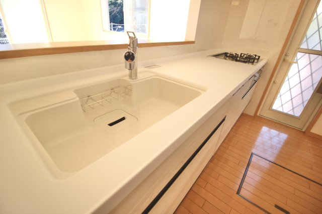 キッチンの水栓は新規交換を行っております。新品未使用にて利用が可能な