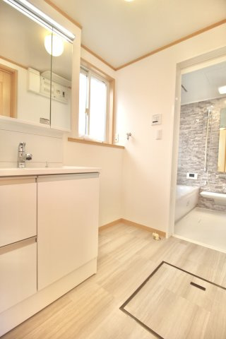 忙しい朝でもスムーズに出入り可能な洗面所です。