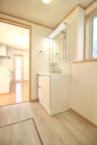 洗面スペースには余裕があり、家族で利用するうえでも快適です。