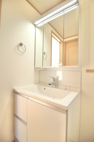 新規設置の独立洗面台です。鏡付きで身だしなみを整えるのに適しています。