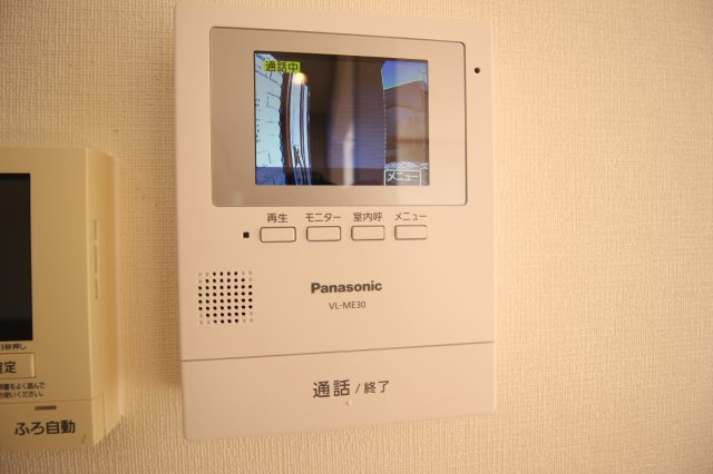 テレビモニター付きインターフォンで来訪者の顔を確認することができますので、防犯面も安心してご利用いただけます。