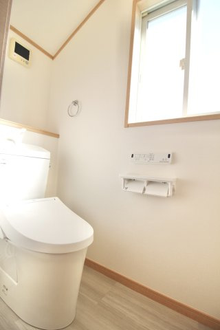 1・2階ともに新規交換済みのトイレがございます。　もちろん、温水洗浄機能付きのトイレとなっております。