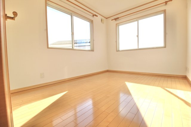 大きな窓から差し込む光が、お部屋全体を明るく包み込みます。明るく元気の出る空間で新しい生活を始めませんか？