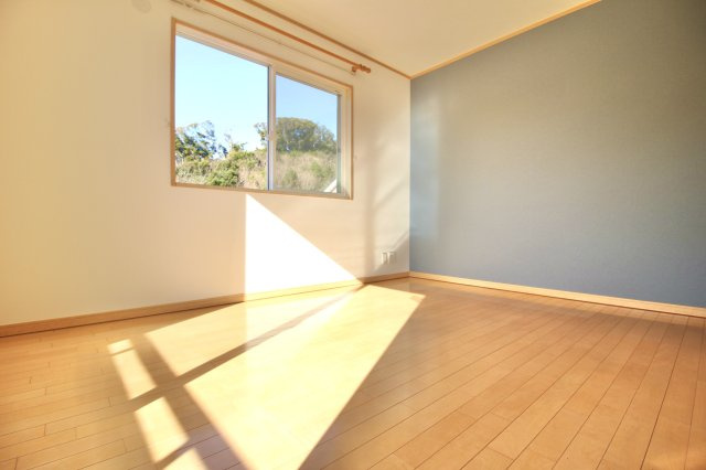 アクセントクロスで室内空間を落ち着いた雰囲気に演出されております。