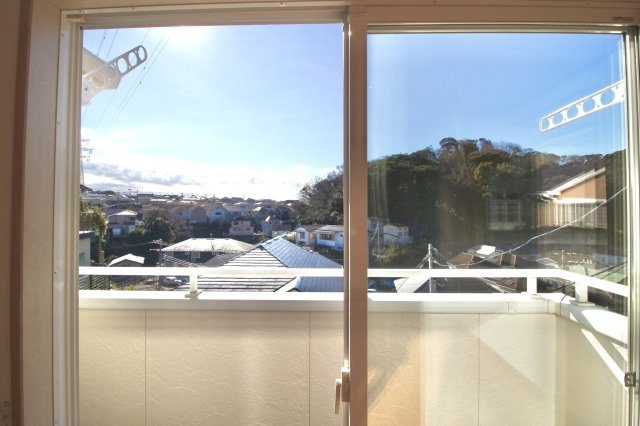 2階居室から南に向かっての眺望写真です。お部屋の中からでもこれだけの解放感を得られます。