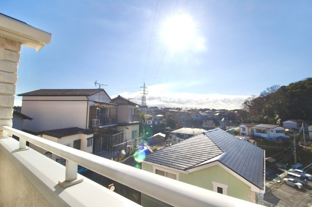 バルコニーには直接陽が当たり、洗濯物を干すには最適です。