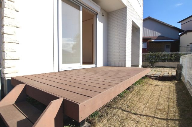 お庭にはウッドデッキがあり、開放感のある環境を最大限活かした空間を実現しています。