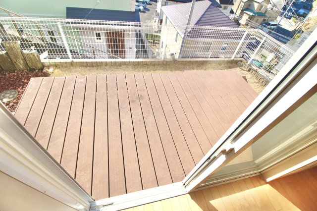 リビングからそのまま繋がるウッドデッキは、一戸建ての理想形のひとつかと思います。　お子様やペットも遊べますし、空を眺めながらバーベキューも良いですね。