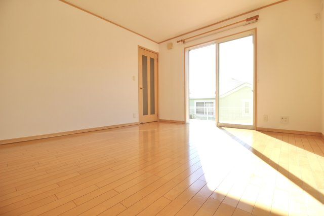 隣接する建物とは距離がありますので、1階のリビングも陽当り・通風・眺望が良好です。　明るいリビングで家族団らんを楽しむことができます。