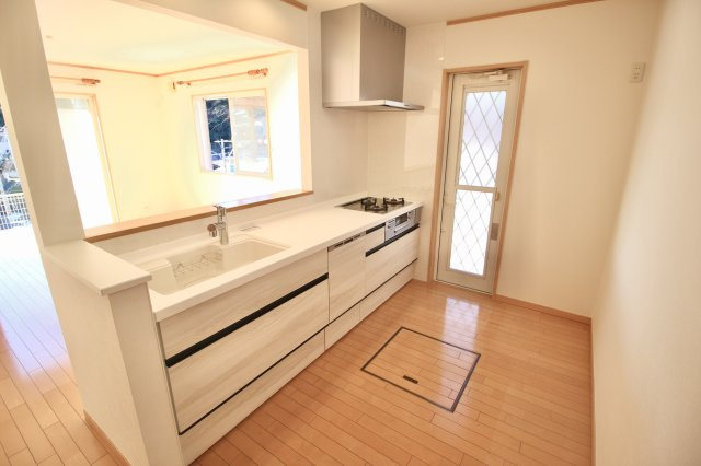 新規交換したキッチンは、壁との距離が広く、食器棚を置いても広々とご利用いただけます。　勝手口もありますので、一時的にごみを外に出しておくことも可能です。