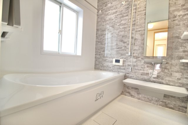 浴室も新規交換しております。それなりのサイズの窓もありますので、換気ができてカビにくい浴室環境です。お風呂のフタも壁掛けになっておりますので、こちらおカビ対策ができております。
