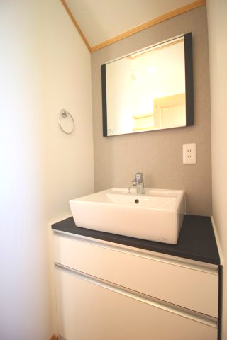2階にも独立洗面台があり、朝に込み合う洗面台問題が解消されます。モダンでおしゃれな雰囲気です。