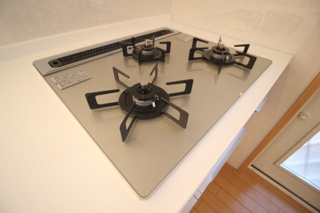 料理をされる方には嬉しい3口ガスコンロを採用しております。